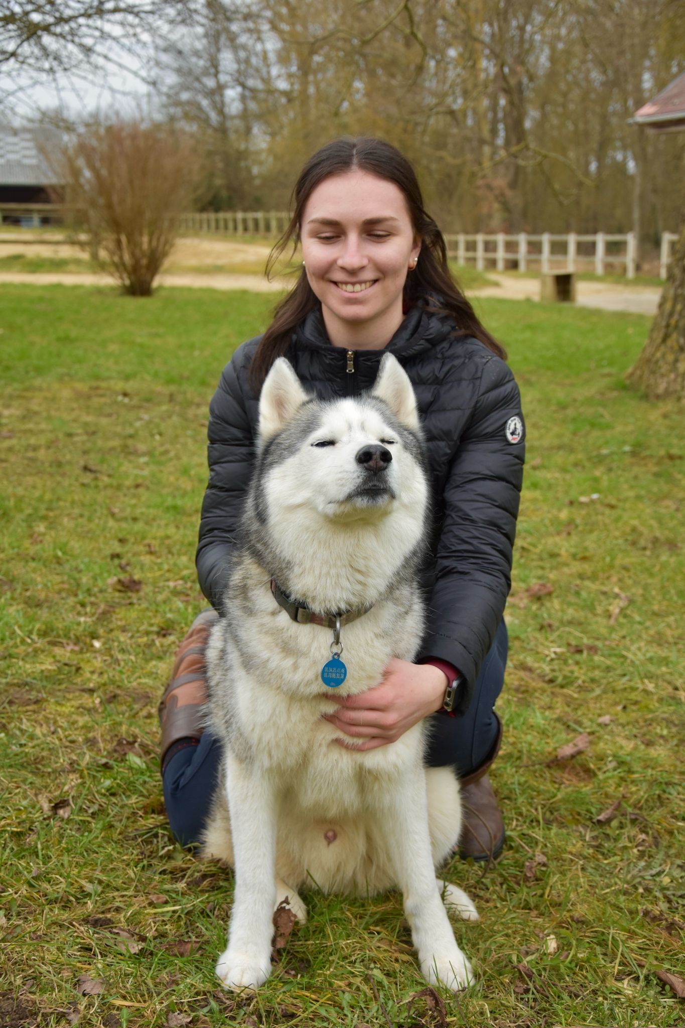 Eva avec un chien lors d'une séance de massage canin